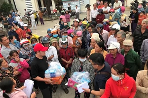 Thêm nhiều người khốn khó tại Quảng Ngãi được nhận quà hỗ trợ