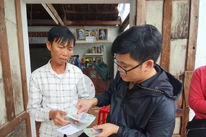 Trao 70 triệu đồng cho bà con Duy Xuyên dựng lại nhà sau bão 