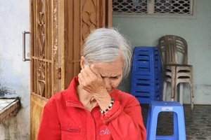 Bà con huyện Núi Thành rơi nước mắt khi nhận tiền sửa nhà