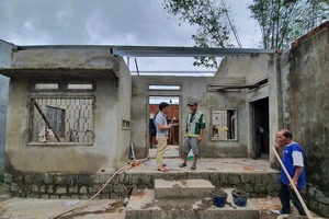 Bà con Đức Phổ, Quảng Ngãi phấn khởi nhận tiền sửa nhà