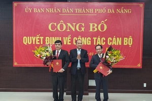 Ông Lê Đức Viên (phải) và ông Nguyễn Đăng Hoàng nhận quyết định bổ nhiệm. Ảnh: TẤN VIỆT