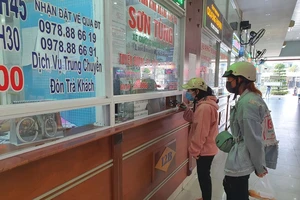 Khách mua vé tàu, xe Tết tại Đà Nẵng giảm mạnh