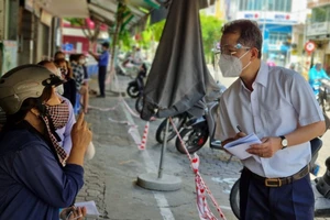 Bí thư Đà Nẵng thăm và hỏi người dân các biện pháp chống dịch, hỗ trợ