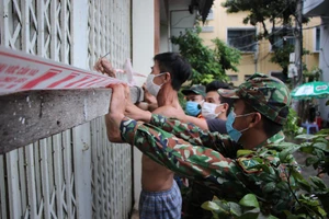 Các phường ở Đà Nẵng kiểm tra từng nhà trong 'vùng đỏ' để hỗ trợ chống bão số 5