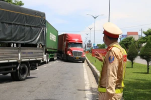 Đà Nẵng sẽ đặt xe buýt, container tại các cửa ngõ của TP trước khi bão vào