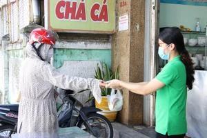 Hàng quán được bán mang về, Đà Nẵng tấp nập ngày đầu mở cửa lại