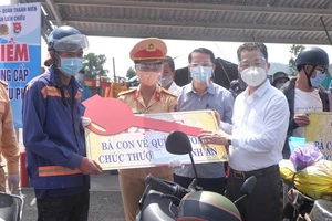 Bí thư Đà Nẵng thăm hỏi, trao xe máy mới cho người dân về quê