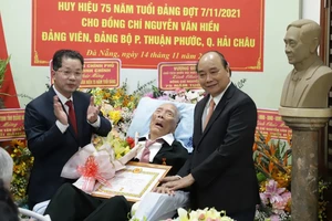 Trao Huy hiệu 75 năm tuổi Đảng cho thân sinh Chủ tịch nước Nguyễn Xuân Phúc