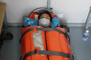 Khẩn cấp cứu ngư dân ngã bất tỉnh trên tàu cá ở Hoàng Sa