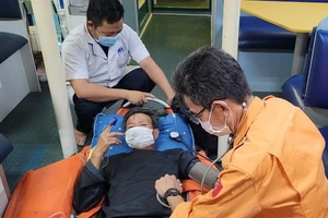 Tàu SAR 412 kịp cứu ngư dân đau ruột thừa, nguy kịch trên biển Đà Nẵng