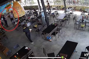 Các bên nói gì vụ cán bộ trung tâm quỹ đất Đà Nẵng ném tiền lẻ ở quán bún bò?