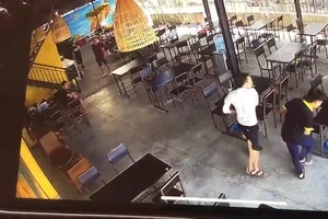 Tạm đình chỉ công tác cán bộ Trung tâm quỹ đất Đà Nẵng ném tiền lẻ ở quán bún bò