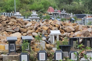 Sạt lở ở nghĩa trang lớn nhất Đà Nẵng