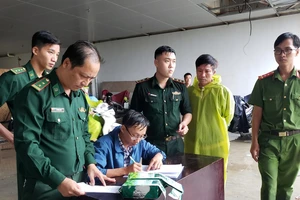 Liên tục phát hiện các gói tinh thể nghi là ma túy đá trôi vào bờ biển Đà Nẵng