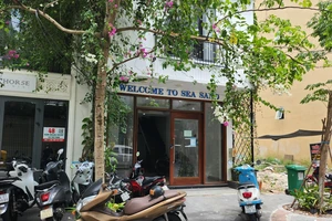 1 khách sạn bị xử phạt, buộc xin lỗi du khách vì không cung cấp phòng