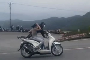Đôi vợ chồng chạy xe máy ‘làm xiếc’ trên đèo Hải Vân lãnh án