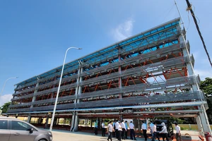 Chủ tịch HĐND TP Đà Nẵng kiểm tra bãi đỗ xe, chung cư xuống cấp