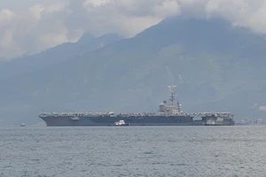Ngắm tàu sân bay Mỹ USS Ronald Reagan trên vịnh Đà Nẵng