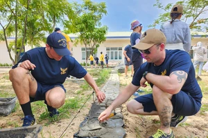 Thủy thủ tàu sân bay Mỹ USS Ronald Reagan trổ tài làm thợ xây