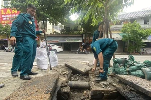 Báo động tình trạng nhét rác, bao ni lông gây nghẹt cống tại Đà Nẵng