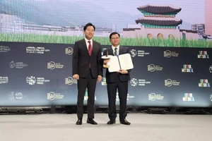 Phó Chủ tịch HĐND TP Đà Nẵng Trần Phước Sơn đại diện Đà Nẵng nhận giải thưởng. Ảnh: ĐN