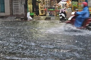 Người dân Đà Nẵng kê đồ đạc 'chạy' lụt