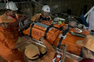 Đảo Cù Lao Chàm bị cô lập vì sóng to, tàu SAR kịp ra cứu 2 bệnh nhân tiên lượng xấu