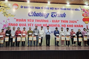 Đà Nẵng tặng tiền mặt và hơn 18.000 suất quà Tết cho hộ nghèo