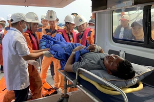 1 ngư dân trôi dạt 28 tiếng trên vùng biển Hoàng Sa