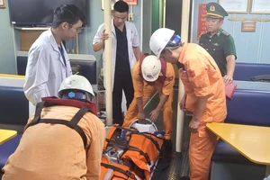 Tàu SAR 412 cứu kịp ngư dân bị đột quỵ trên vùng biển Hoàng Sa