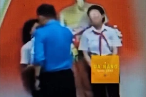 Xác minh clip cán bộ trường ở Đà Nẵng có hành động lạ với nữ sinh