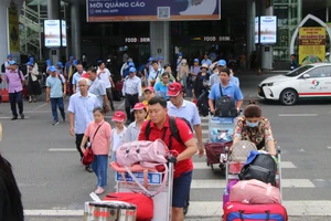 Ngày đầu nghỉ lễ, bến xe, sân bay tại Đà Nẵng nườm nượp khách