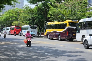 Từ phản ánh của Pháp Luật TP.HCM, TP Đà Nẵng xử phạt nhiều xe du lịch