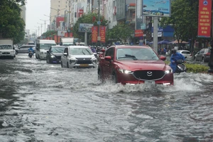Mưa lớn gây ngập nhiều tuyến đường ở Đà Nẵng, giao thông hỗn loạn