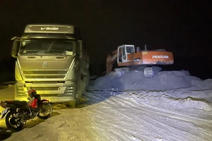 Bắt quả tang xe trộm đất trên đường vành đai phía Tây Đà Nẵng