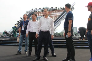 Bí thư Đà Nẵng thị sát khán đài, sân khấu pháo hoa trước đêm khai mạc