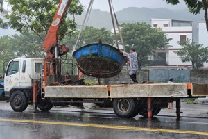 Ngư dân Đà Nẵng đội mưa cẩu thuyền thúng lên bờ tránh bão số 4