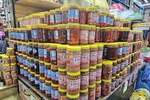 'Con trai bà Cẩn' nói gì về vụ tranh chấp thương hiệu mắm Dì Cẩn?