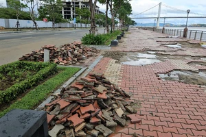 Vỉa hè ven sông Hàn cứ sau bão là tan nát, vì sao?