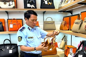 Thêm 2 cửa hàng bán đồ giả mạo nhãn hiệu Hermes, Gucci… bị phạt