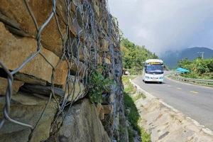 Gia cố bằng rọ đá ngăn sạt lở tuyến đường đèo Hải Vân