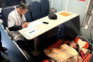 Tàu cứu nạn SAR 274 ‘đạp sóng’ cứu ngư dân đứt lìa bàn chân trên biển