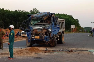 Xe tải va chạm với xe khách tại Đà Nẵng, tài xế mắc kẹt trong cabin