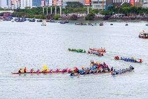Cận cảnh gần 500 vận động viên đua thuyền truyền thống trên sông Hàn