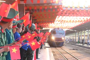 Rợp cờ hoa tại ga Đà Nẵng đón đoàn diễu binh, diễu hành dừng nghỉ