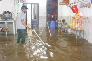 Người dân vùng 'rốn ngập' ở Đà Nẵng trắng đêm chạy lụt do bão số 1