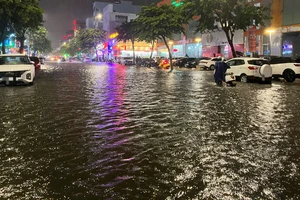 Mưa như trút nước tại Đà Nẵng, nhiều tuyến phố ngập cục bộ