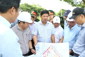 Chủ tịch TP Đà Nẵng thị sát các vị trí xây dựng Khu thương mại tự do