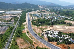 Ngắm cao tốc Hòa Liên – Túy Loan đẹp như dải lụa trước ngày thông xe