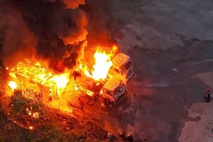 Đà Nẵng: Cháy lớn gần cửa hàng xăng dầu, lửa bao trùm 2 xe bồn